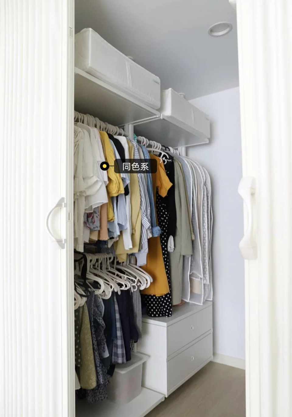不足4㎡的衣帽间,却塞下两人一年四季的衣物,这样收纳我服了