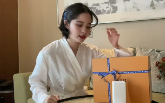 欧阳娜娜|欧阳娜娜晒工作日常，穿浴袍出镜妆容艳丽引争议，被直指博眼球