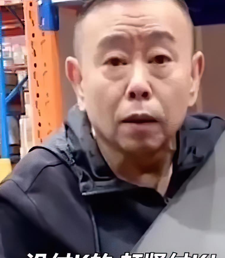 潘长江|潘叔直播被群嘲，年逾花甲为女主播下跪，网友：有钱能使他推磨