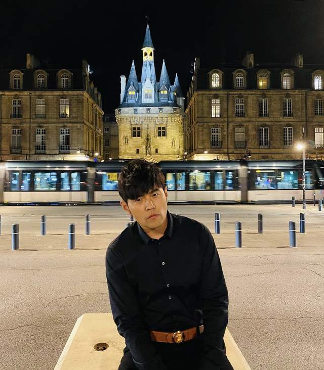 周杰伦|周杰伦晒全家福庆新年,6岁女儿长腿抢镜,小儿子表情酷帅像爸爸