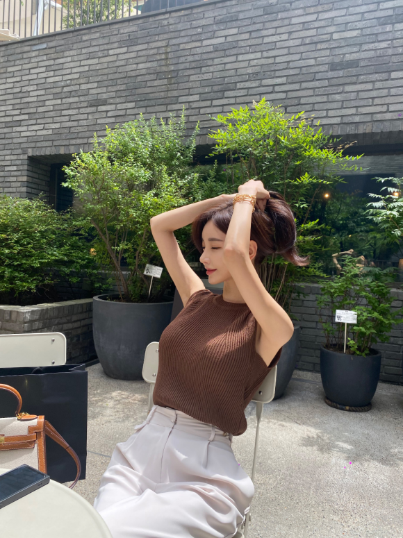 心壹穿搭|女神孙允珠高清时尚搭配:暗棕反扣桃心花慕针织无袖衫