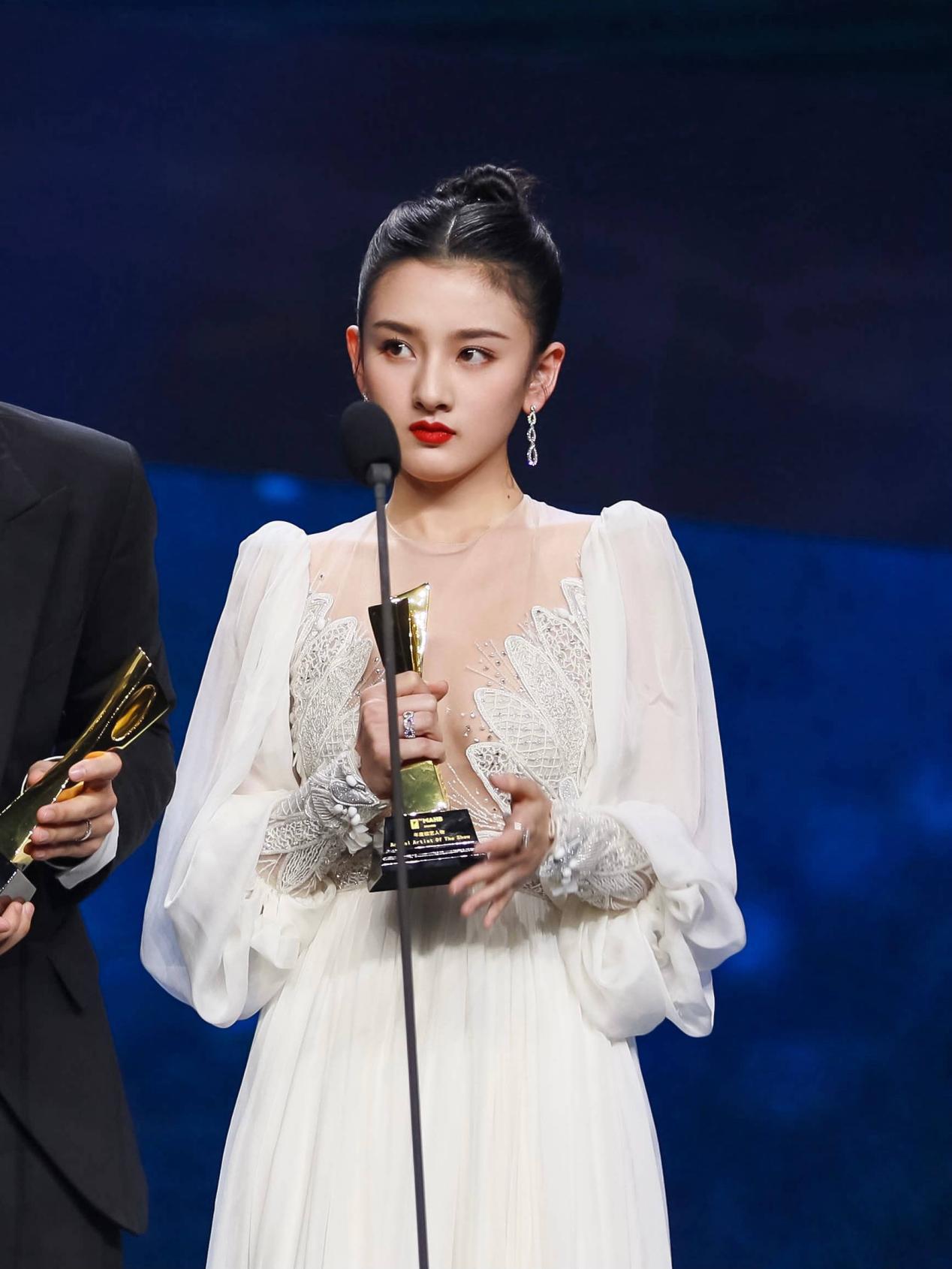 时尚圈的奇葩大喵|早生20年港圈要变天！深似张柏芝颜巅时期，出道至今仍是时尚宠儿