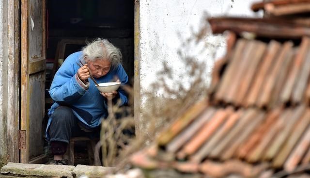 教教你家娃|空置率达50%，机构养老遇瓶颈，如何能让老人晚年幸福得到保障