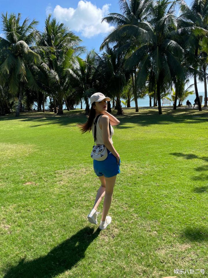 李沁|李沁晒冬日美照，白色背心搭配蓝色短裤，秀出绝美好身材，好羡慕