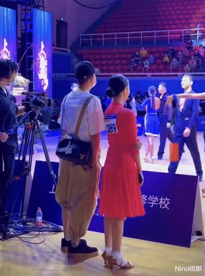 Nina昵娜|文章为女儿比赛打call，穿背带裤裤脚高低不雅观，全程拍手太激动