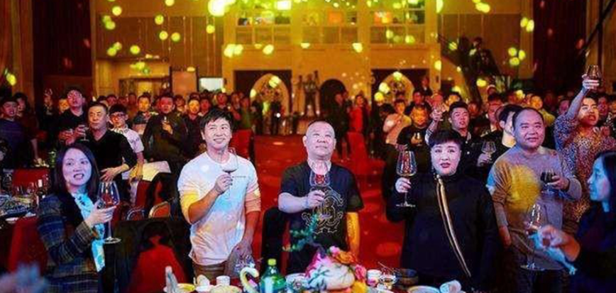 |曹云金有胆大闹生日宴，却在见到李鹤东时秒怂，他究竟是什么来头