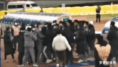 大连|情形恶劣+殴打裁判！大连队赛后集体失控，围堵殴打裁判画面曝光