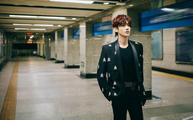 白敬亭|白敬亭京城街头夜景大片 All black造型攻气足