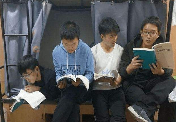 大学|大学宿舍调寝，学生被票出局求安慰，评论区却更往“伤口上撒盐”