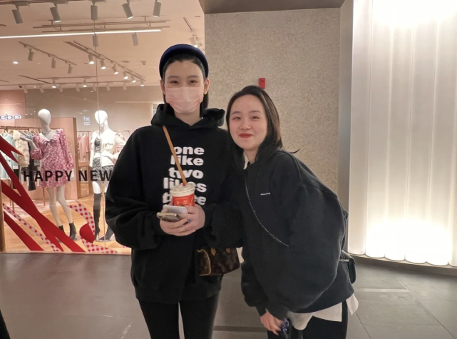 奚梦瑶|网友偶遇奚梦瑶逛商场,产女俩月已恢复超模身材,被夸很乖巧像邻家女孩