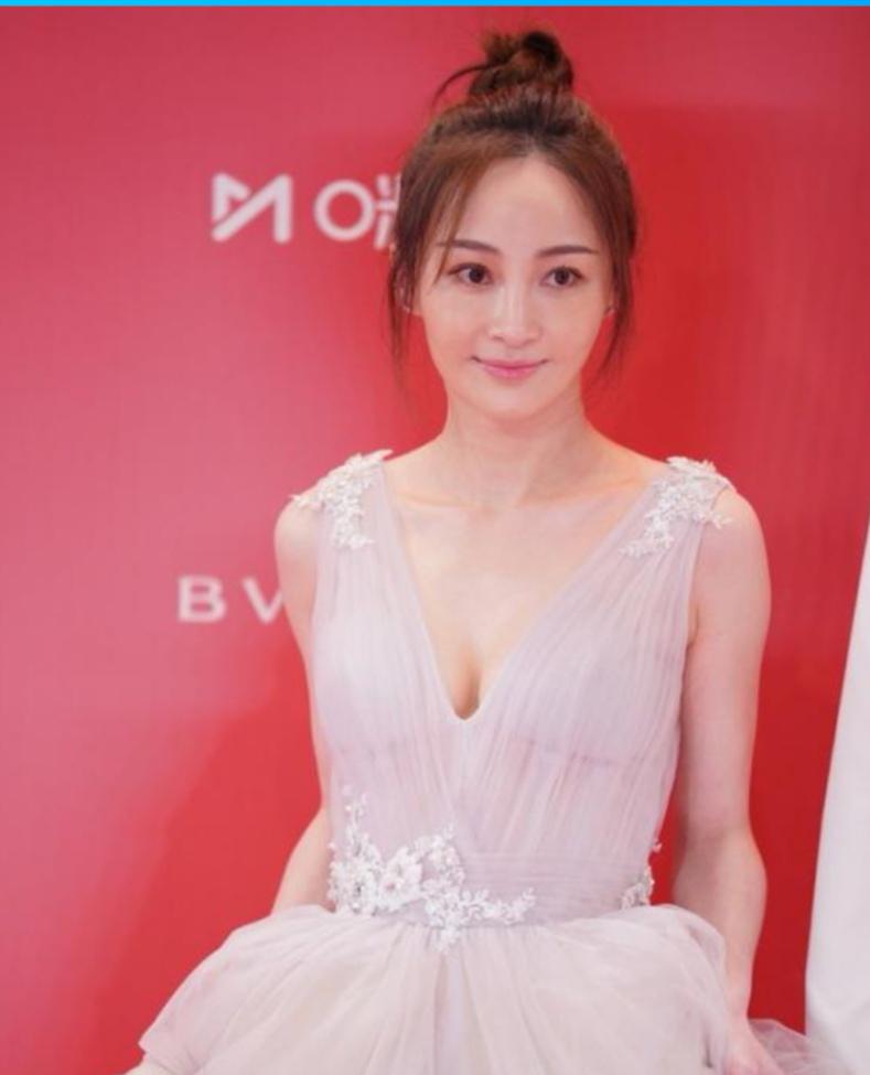 姚笛|姚笛有多胆肥？看她身穿“五十度灰裙”的样子，真不愧是男人的心肝