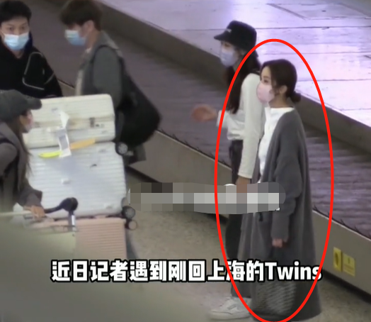 阿Sa|女星阿sa现身机场被拍！带5个行李箱排场大，多名工作人员跟随