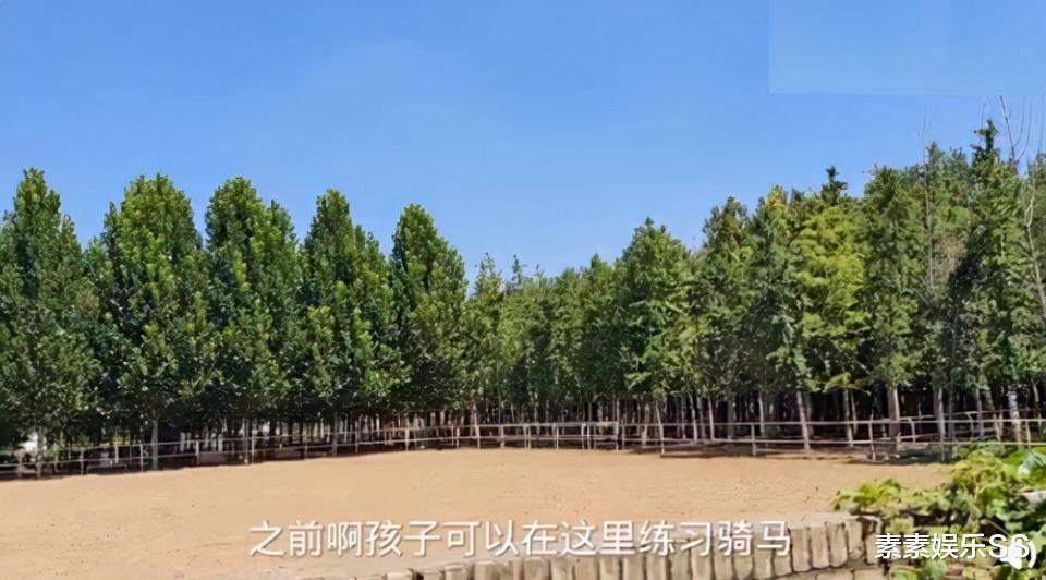 于谦|于谦疑似在新马场做饭，打扮休闲面带笑容，新地方环境很原生态