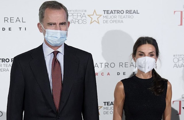 李沁|西班牙国王夫妇闪耀首映礼！49岁莱后贵气逼人，S型的曲线贼惊艳