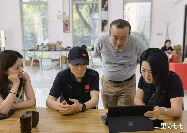 张翰|张艺谋携妻购240万豪车，自己却穿百元国货，39岁妻罕素颜太真实