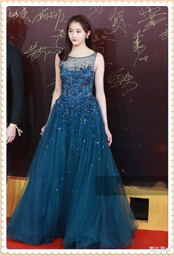 宋祖儿|就算穿抹胸裙也凹出少女感？17岁张子枫用实力打脸宋祖儿关晓彤