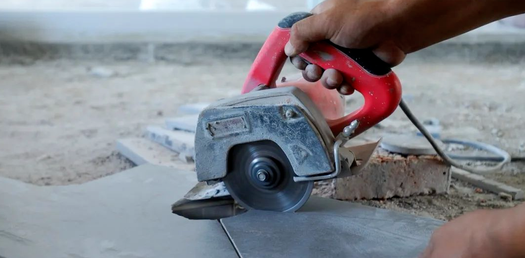 朋友家装修，师傅坚持铺地砖上墙，没想到入住后这么好