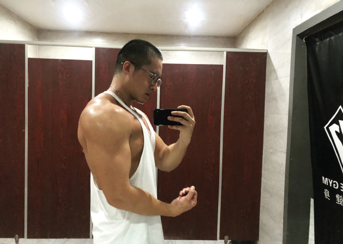 健身圈一哥|颜值不够肌肉来凑，每日挥汗如雨，练就鲨鱼背公狗腰，不服来战！