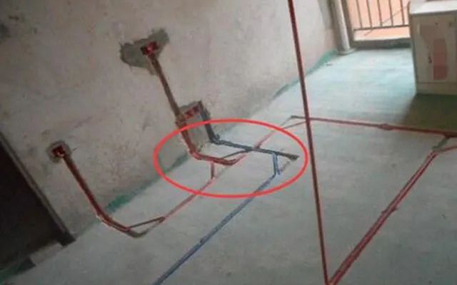 去新房看水电布线,没想到全是90度弯,这不是坑人吗?赶紧让改