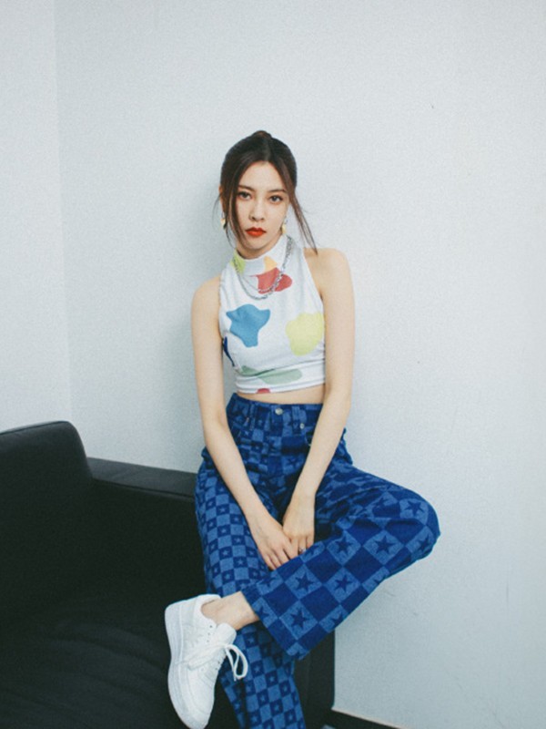 猫姐穿搭经|宋妍霏穿露腰装“A4腰”抢镜,配麻花辫俏皮灵动,不愧是女团出身