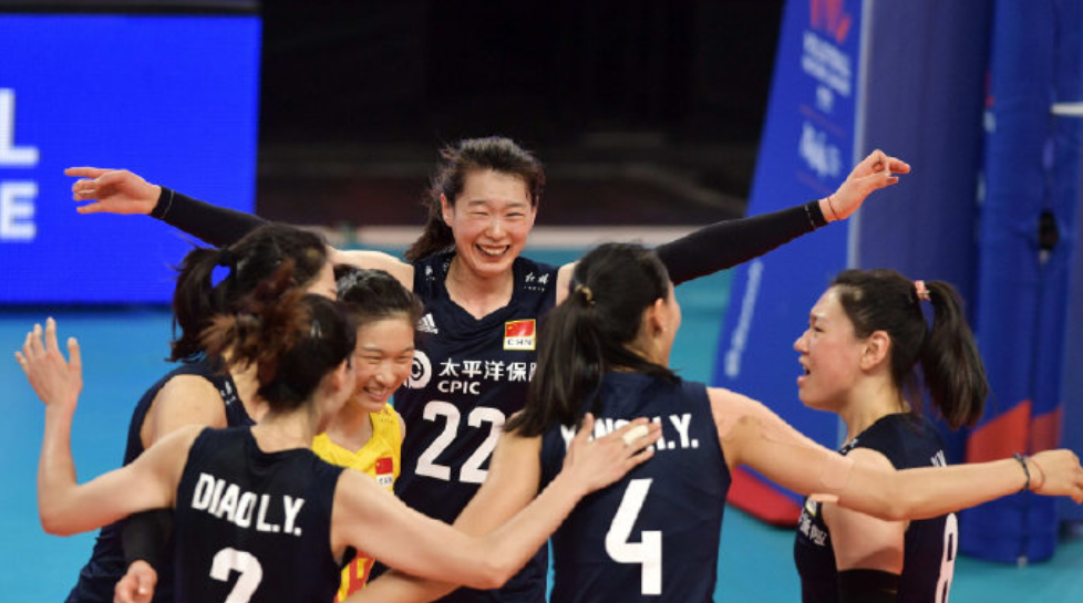 郎平|中国女排惨败早埋伏笔？郎平提前布局有深意，一语反问犀利，用心良苦