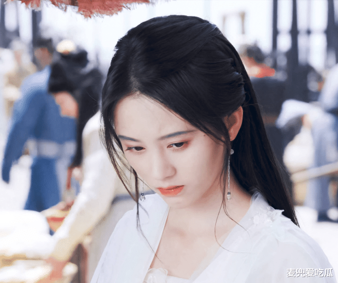 鞠婧祎|鞠婧祎新剧遭吐槽？女主光环强大，头饰让人看得眼花缭乱