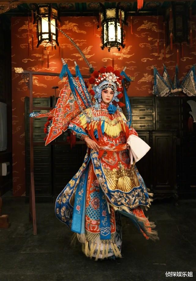 张馨予|张馨予罕晒京剧扮相，穿戴超重戏服演绎穆桂英，又美又飒超惊艳