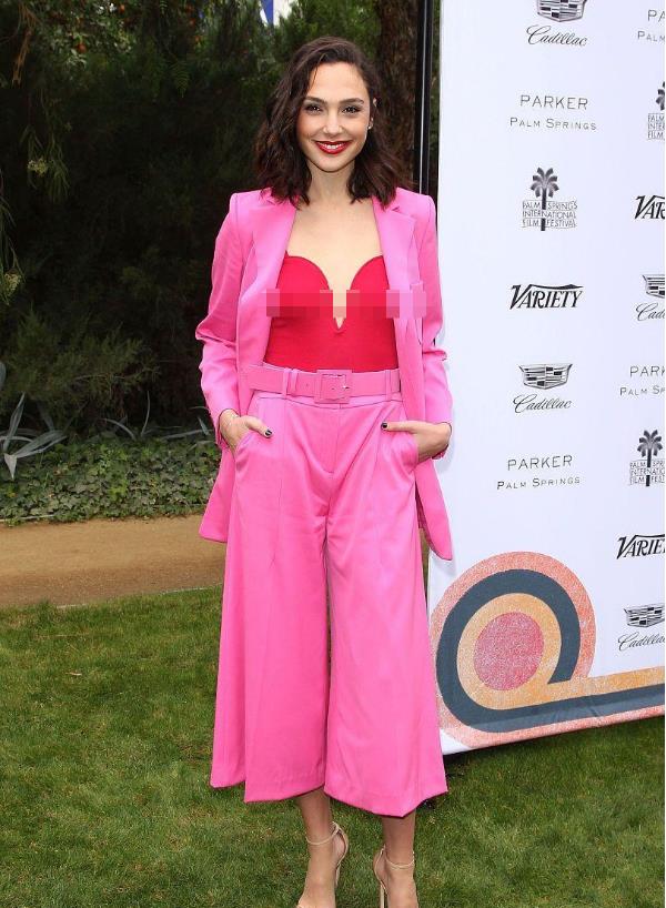 可馨育娃|《神奇女侠》盖尔·加朵不愧是参过军的,穿艳粉色也有气场,真赞