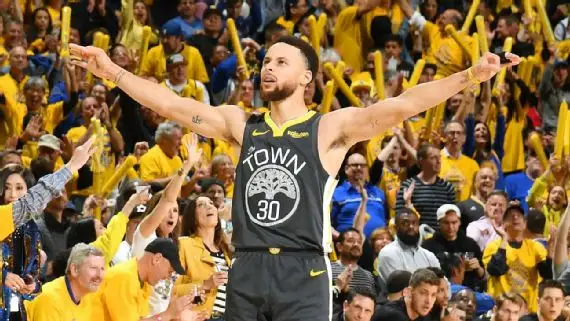 斯蒂芬·库里|队友挖坑自己填坑! 库里狂飙10粒三分全速追击雷阿伦历史纪录