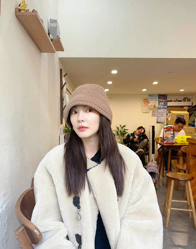 张雨绮|跟小鲜肉恋爱会显年轻?辣妈张雨绮穿皮草走名媛风,新自拍美翻天