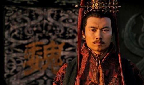 假如我是狐城|三国时期如果曹丕不称帝，学曹操一直将汉献帝供着，刘备该怎么办