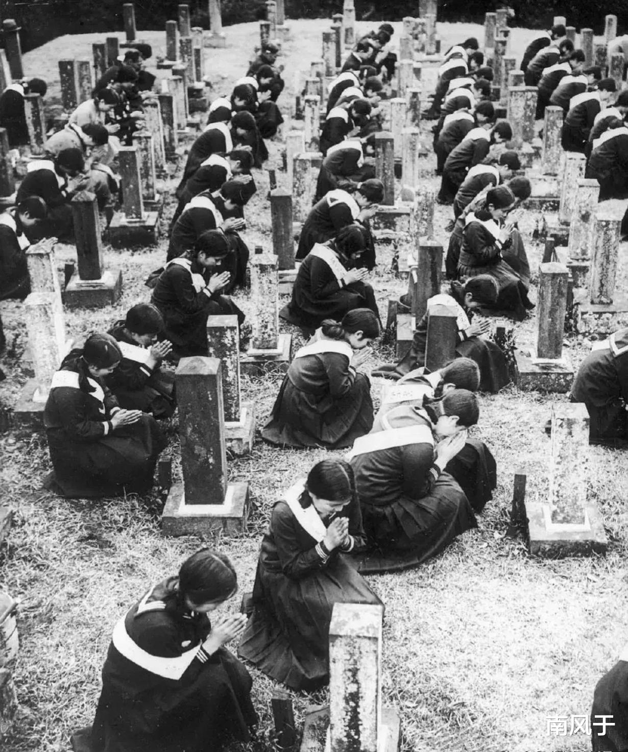 刘骏|历史过目难忘瞬间：囚犯把德军扔进臭水沟，图9成群的女学生祭拜日军