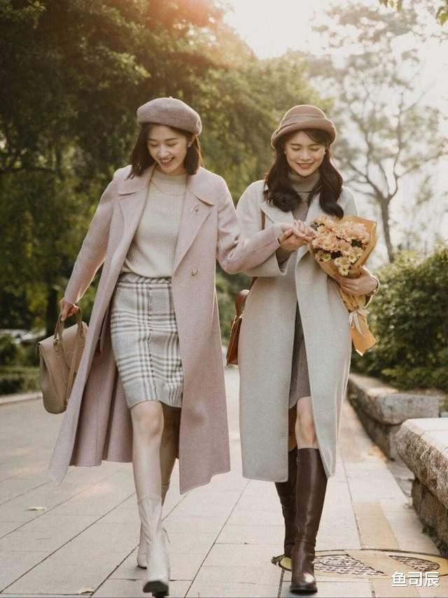 鱼司辰 40+的女性秋冬穿搭指南，一件大衣让你提升气质又减龄，高级洋气