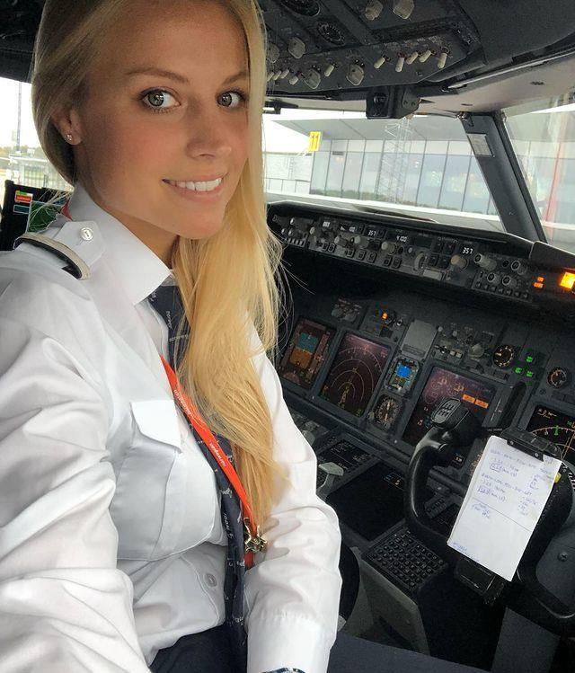 比利时27岁美女飞行员走红，驾龄六年能开大货机，常被误认是空姐