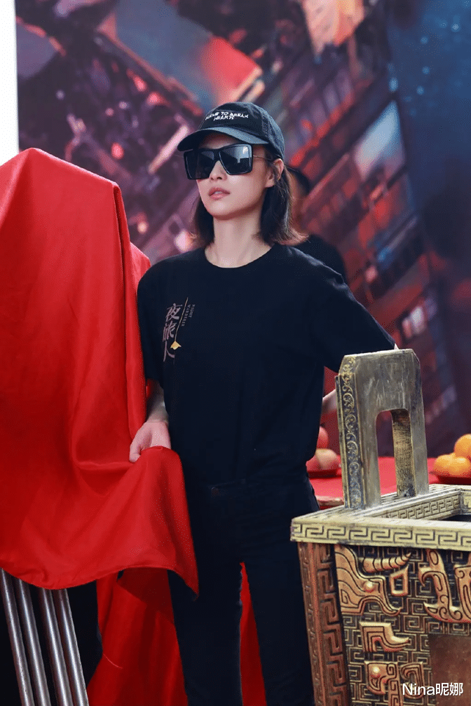 倪妮|倪妮现身新剧开机发布会！穿黑衣黑裤形象大变样，外八站姿站C位太霸气