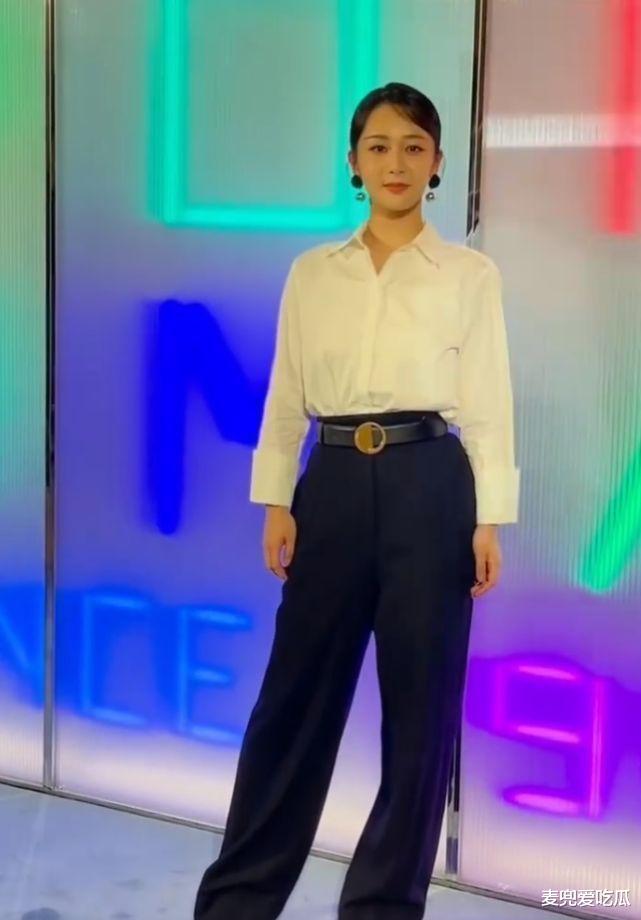 杨紫|杨紫深圳出席活动？造型再次引发热议，被指像乡镇女企业家