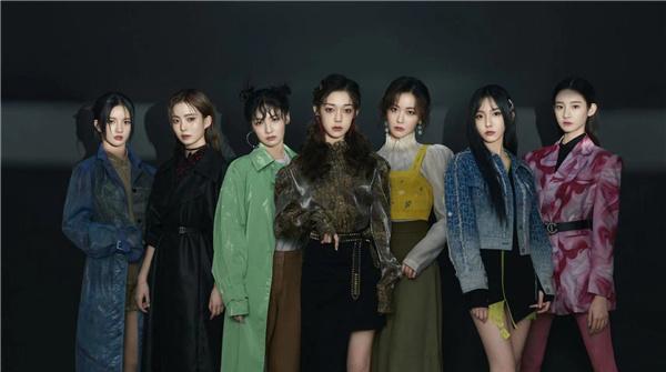 孙海霞说说电影 硬糖少女真全员女汉子！光脚在水里踩鹅卵石搬行李，徒手拍蜘蛛