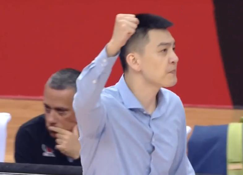 广东男篮|CBA总决赛搞笑一幕！郭艾伦和杨鸣庆祝之际，广东3秒打成2+1