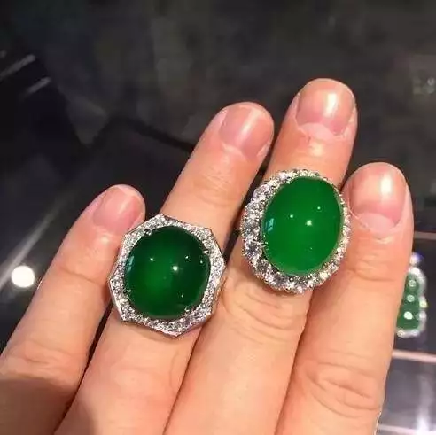 翡翠|400w买的半赌石翡翠原石一刀刀切出帝王绿，足足切涨1000w！！