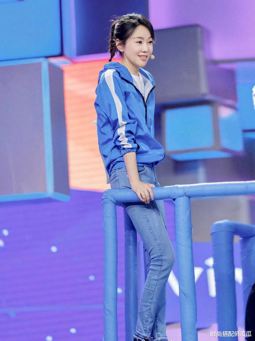 生肖|50岁闫妮状态好真实,穿白t黑裤素颜走机场,凹凸身材依然紧致