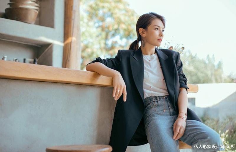 |职场穿搭还得看宋轶，黑西装配烟灰色牛仔裙，时尚小资不老气