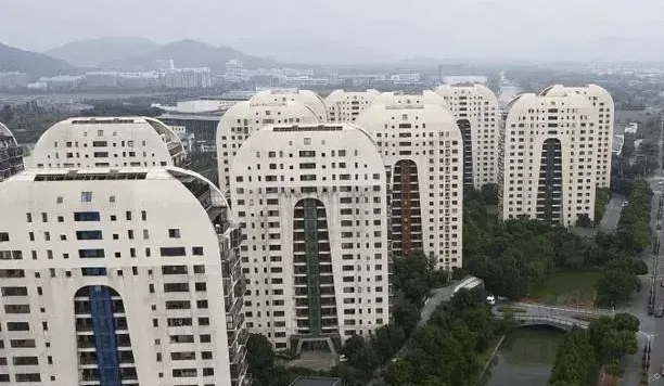 |开房商老板建的房子像墓碑，让人不敢买
