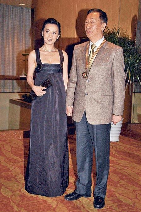 欧阳娜娜|百亿豪门女主人曾馨莹,34岁嫁58岁首富,连生三胎还想拼四胎