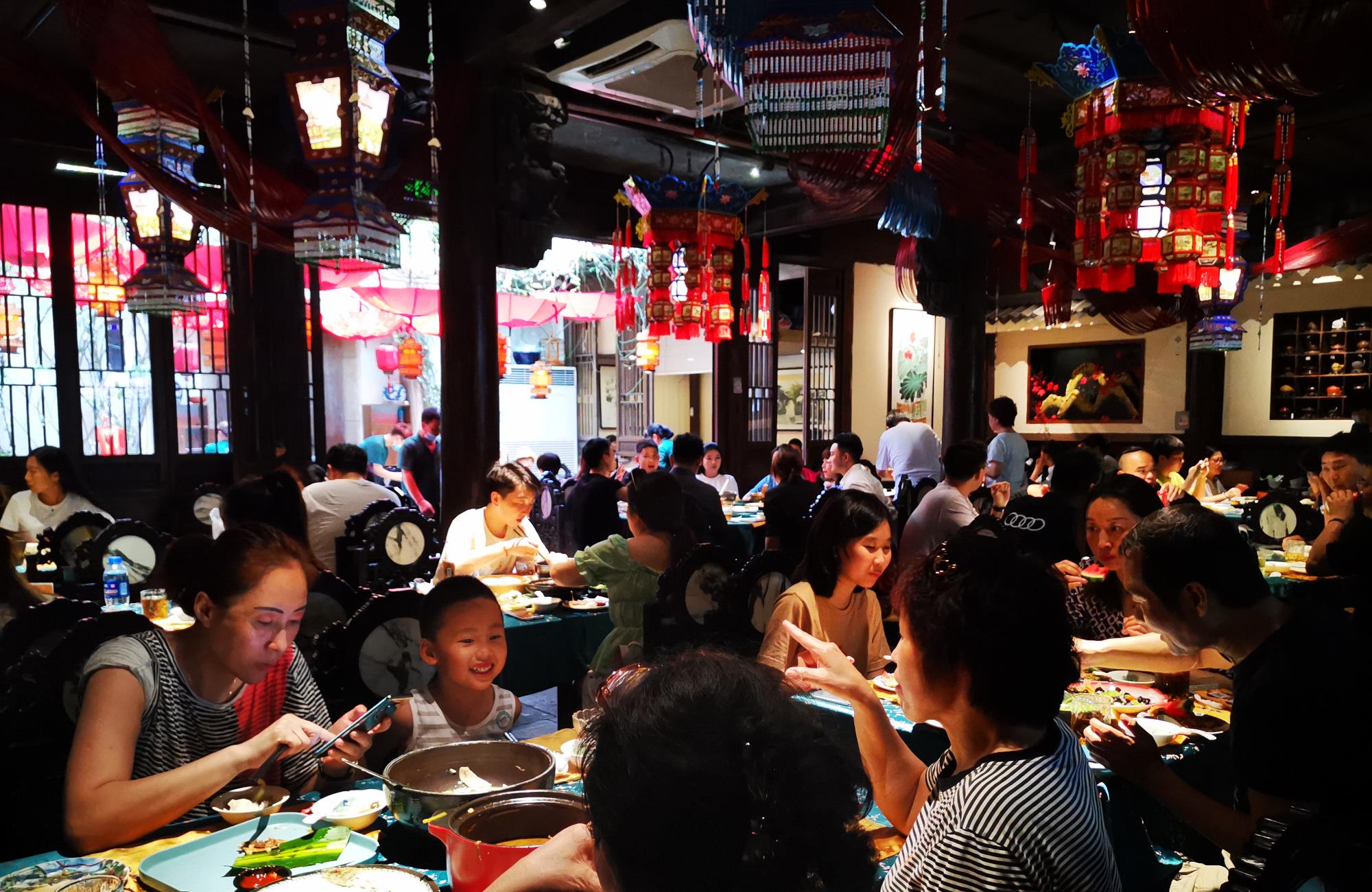 即兴的爱|#探店打卡#龙井路上茶人村。来杭州必吃餐厅首位。蝉联两届必吃榜