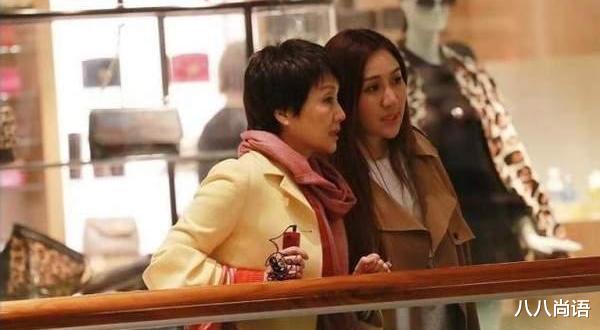 王一博|奚梦瑶婆婆出席活动,穿乳白色小风衣超抢镜,梁安琪状态太好了