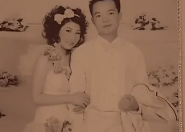 儿子莫名其妙发疯,妻子和父亲去劝说反被打,父亲下跪求儿子原谅