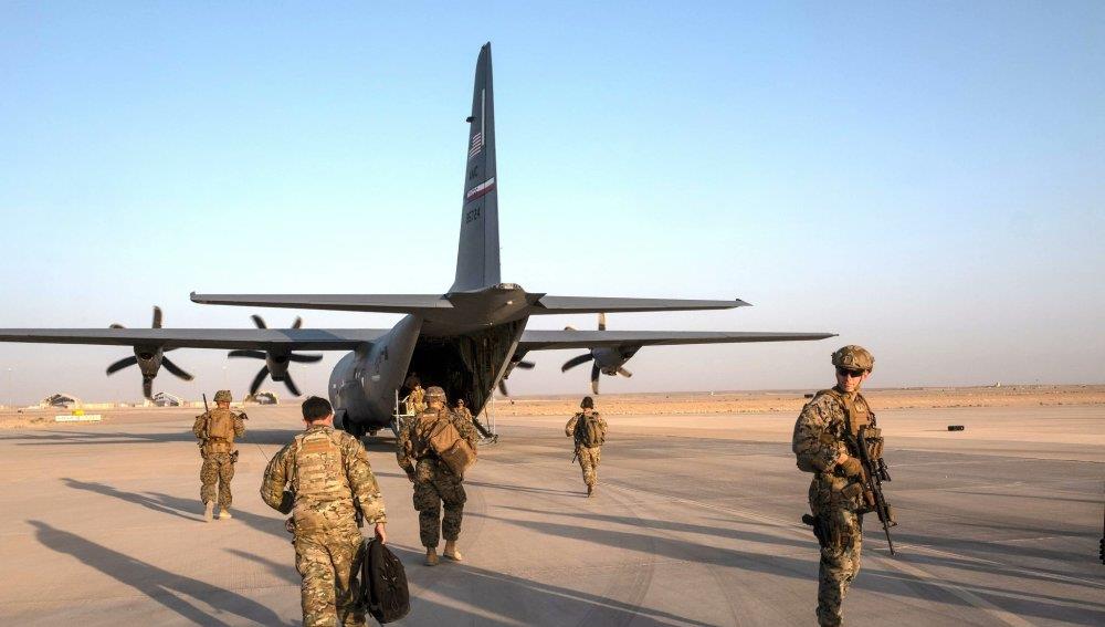 阿富汗人興奮地沖入美軍基地，開啟免費搶模式，每個人都滿載而歸-圖2