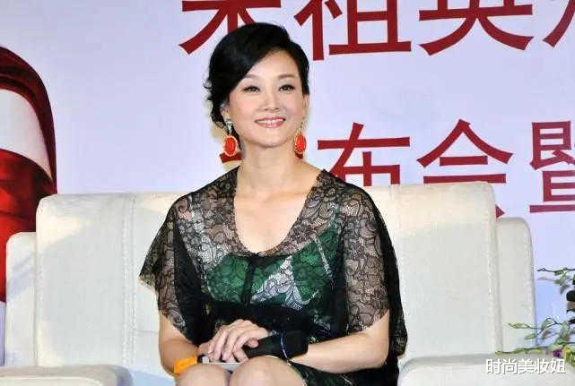 时尚美妆妞|宋祖英气质真没得说,穿“蚊帐裙”配小绿裙都好看,优雅又迷人