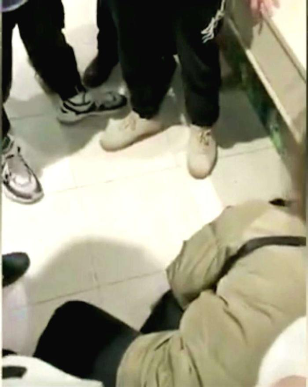 新闻八卦掌 男子偷拍女厕所偷拍，戴假发扮女装，趴在地上接受群众围观指责