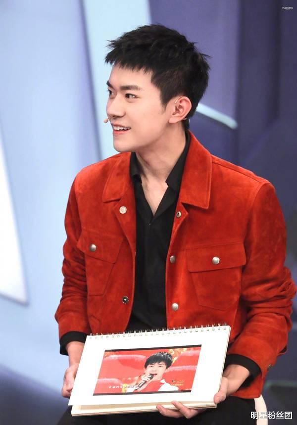 王一博|去年和今年央视镜头下的易烊千玺，才一年时间差别好大，你觉得呢